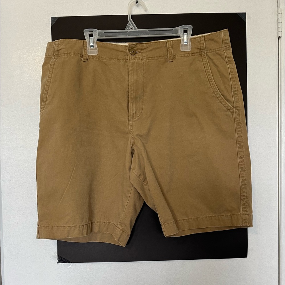 Men’s Old Navy khaki shorts